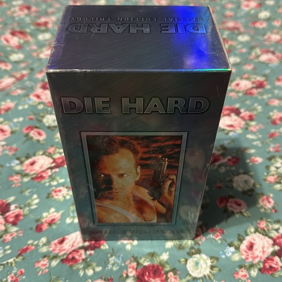 📼 DIE HARD _ SPECIAL EDITION TRILOGY Sealed, unopened VHS tapes. Movies 🍿 💫 - Picture 3 of 7